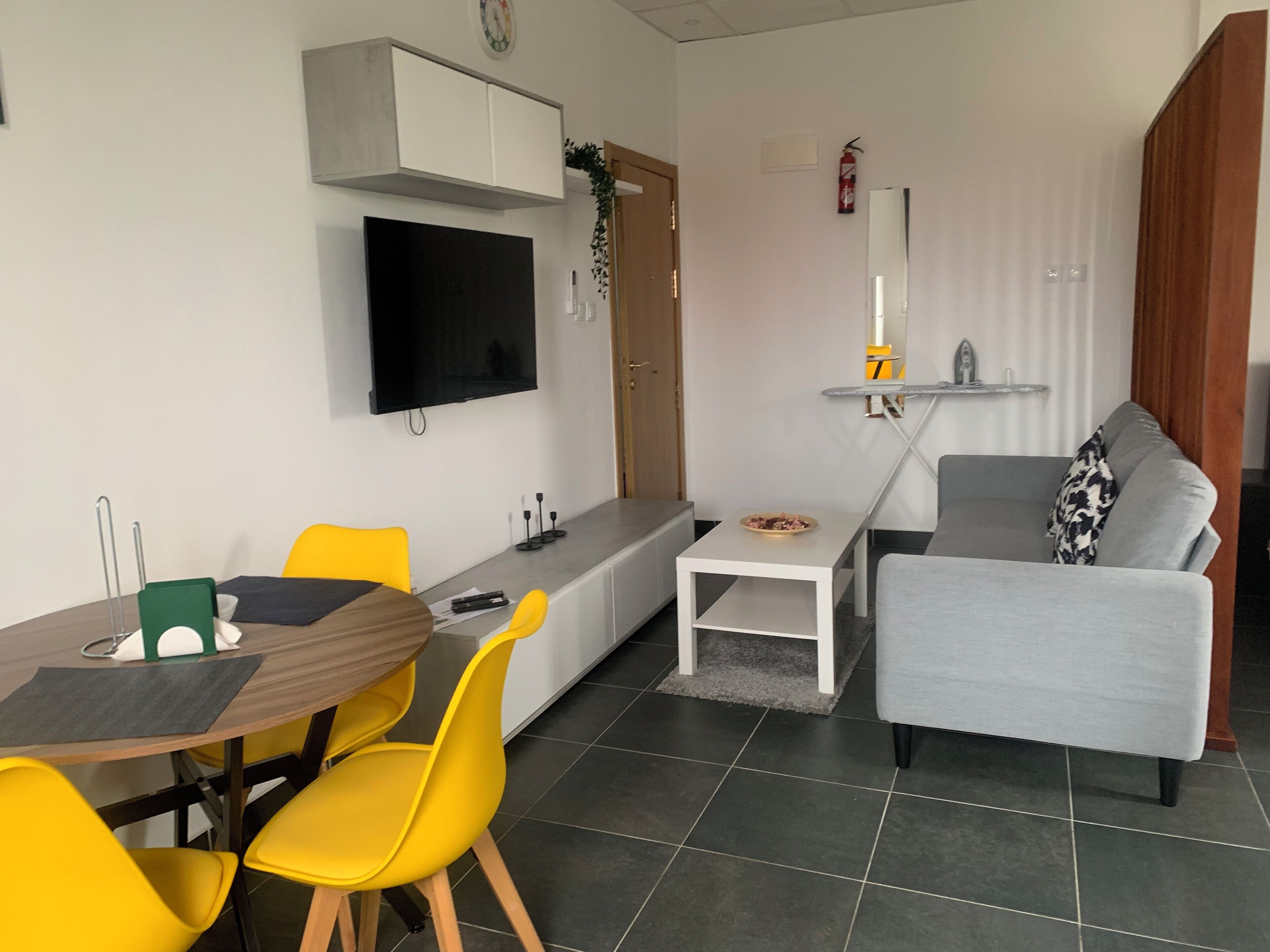 Rom – comfort | Oppholdsområde | En 43-tommers smart-TV med Parabol-TV