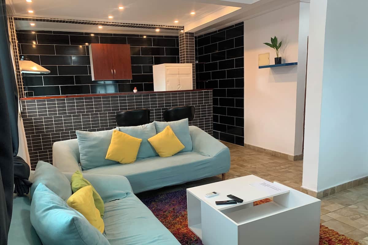 Apartamento conforto | Área de estar | Smart TV 43 polegadas com canais via satélite