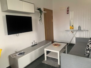 Comfort-værelse | Opholdsområde | 43-tommers smart-tv med satellitkanaler