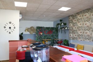 每日供应即点即煮早餐（每人 USD 10）