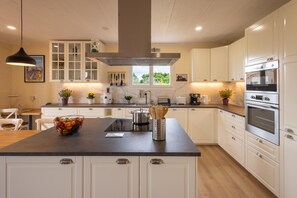 Een koelkast, een microgolfoven, een vaatwasser