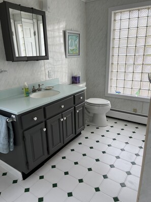 مجففات شعر، مناشف، ورق حمّام