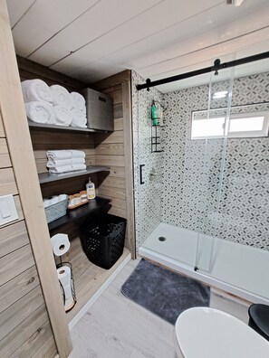 Dusche, Handtücher, Seife, Shampoo
