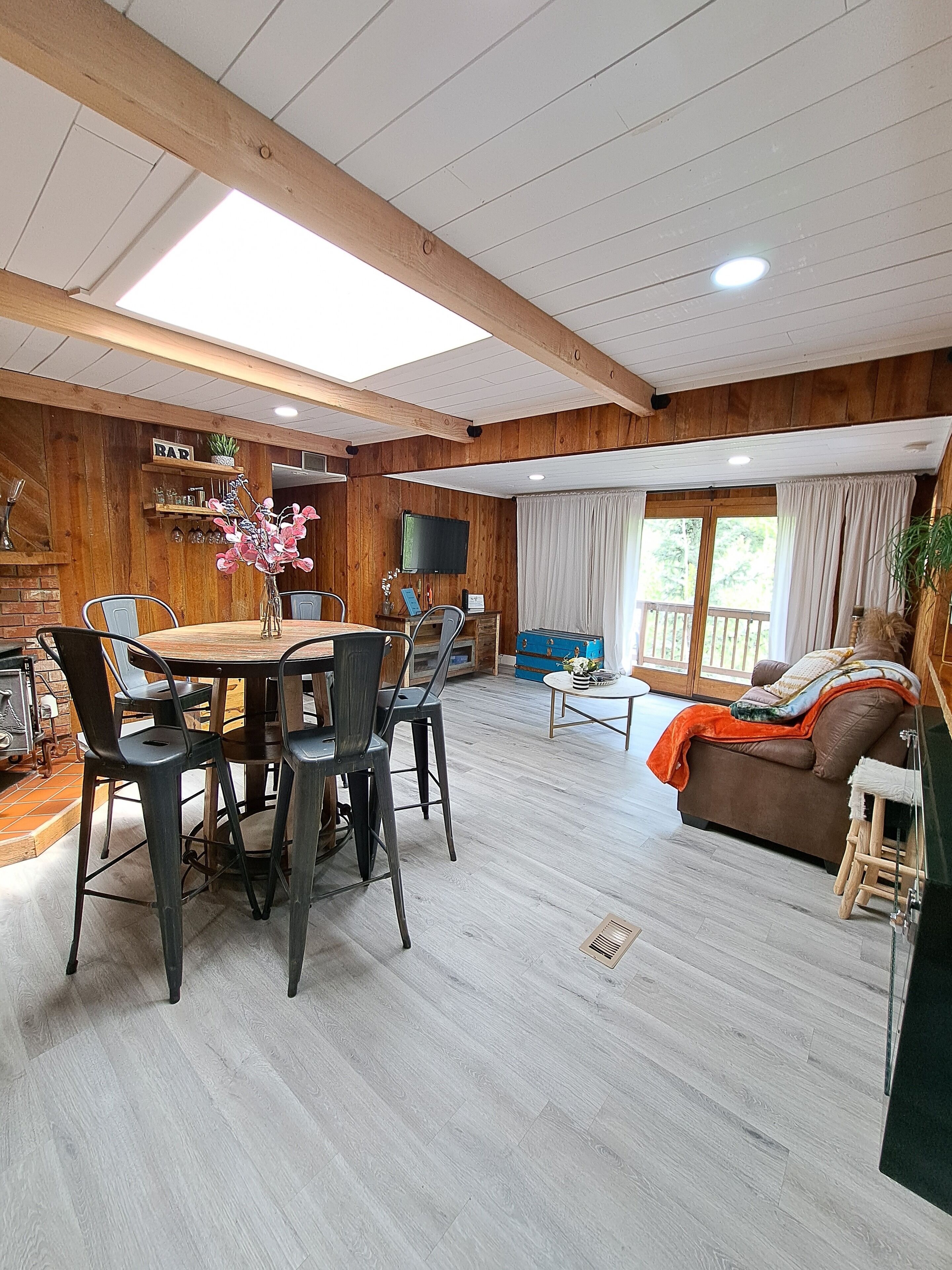 Smart-TV, Kamin, Bücher