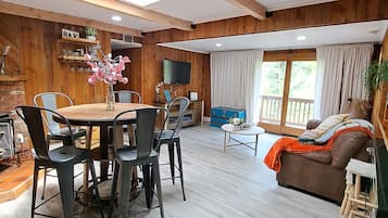 Smart-TV, Kamin, Bücher