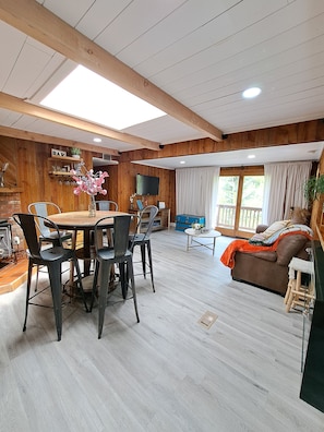 スマートテレビ、暖炉、書庫