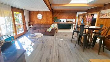 Älytelevisio, takka, kirjoja