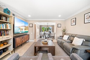 Älytelevisio, takka, videopelejä, pöytäjalkapallopöytä