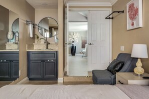 6 bedrooms, in-room safe, desk, iron/ironing board