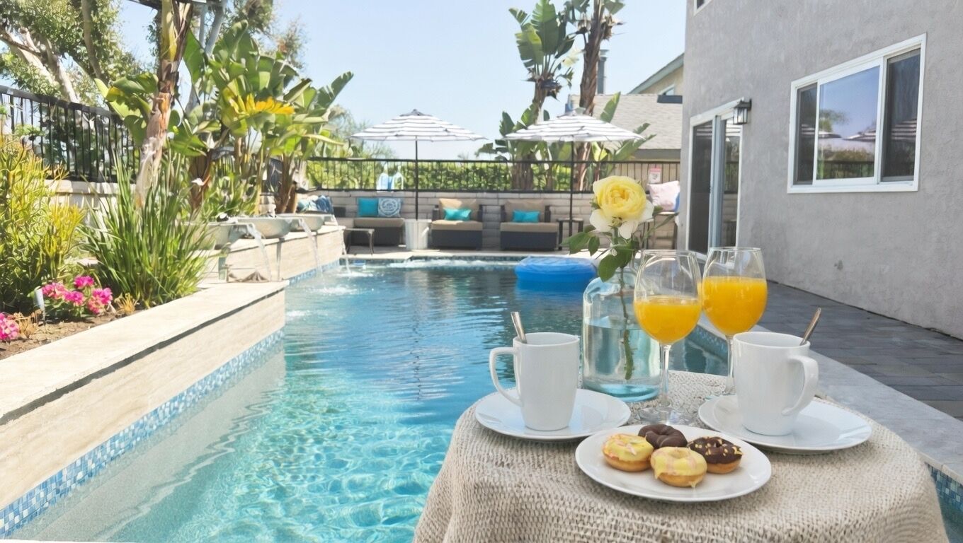 Una piscina al aire libre, una piscina climatizada
