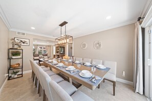 Dining - 6BR luxury pool sauna jacuzzi retreat (Mission Viejo)