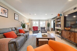 Smart TV, caminetto, videogiochi, tavolo da calcetto