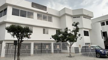 Vista frontal de la propiedad