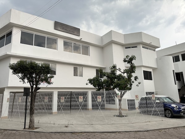 A modern hotel building with a sign reading "Hotel Villa 12 Orquidas."