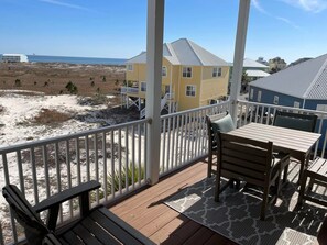 Outdoor dining - 5-bedroom house in amazing Gulf Shores - Fort Morgan with elevator (Gulf Shores)