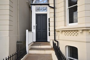 Exterior detail - Vive Sea View Getaway (Hastings)