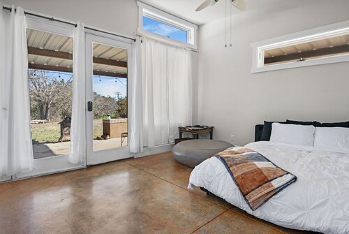 Minutes from Main St Downtown Luxury Getaway