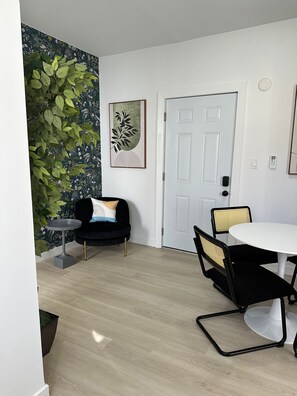 Premium-Apartment | Essbereich im Zimmer