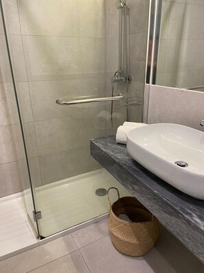 Dusche, Haartrockner, Bidet, Handtücher