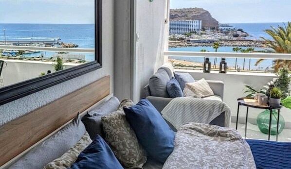 Living area - Beachfront studio apartment Puerto Rico (Canarias)