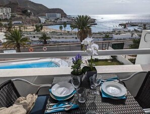 Outdoor dining - Beachfront studio apartment Puerto Rico (Canarias)