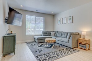 Smart-TV, DVD-Player, Tischtennisplatte