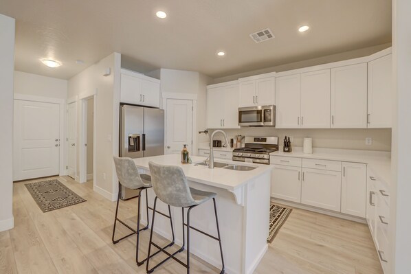 Refrigerador, microondas, horno y parrilla de estufa