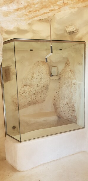 Shower, hair dryer, bidet, towels - Charming Villa with Sea View Infinity Pool (Puglia)