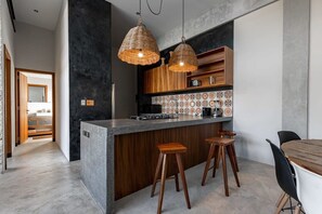 冷蔵庫、電子レンジ、コンロ、コーヒー / ティーメーカー