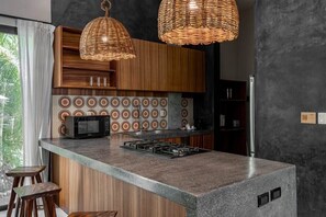 Kühlschrank, Mikrowelle, Herdplatte, Wasserkocher mit Kaffee-/Teezubehör