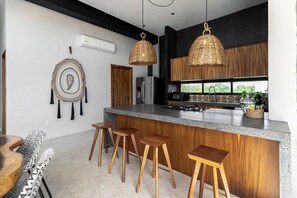 Refrigerador, microondas, parrilla de estufa y cafetera y tetera 