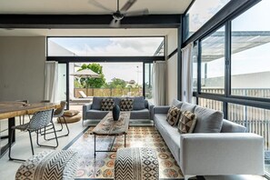 Televisión y oficina 