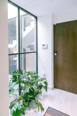 المنشأة من الداخل