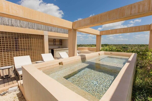 Tina de hidromasaje al aire libre