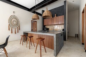 Kühlschrank, Mikrowelle, Herdplatte, Wasserkocher mit Kaffee-/Teezubehör