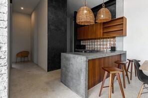 Kjøleskap, mikrobølgeovn, kokeplater og kaffetrakter/tekoker