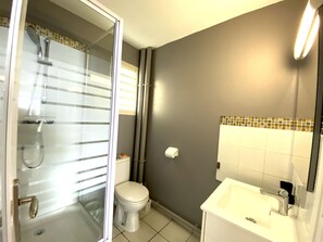 Suihku, hiustenkuivaaja, pyyhkeet, saippua