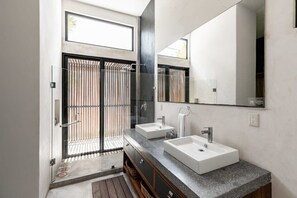 Dusche, Haartrockner, Handtücher