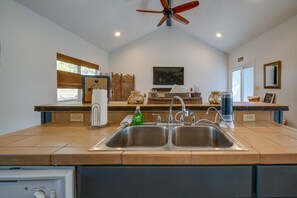 Interior - Pottsboro Vacation Rental - Walk to Lake Texoma! (Pottsboro)