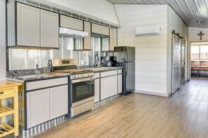 Kühlschrank, Mikrowelle, Herdplatte, Wasserkocher mit Kaffee-/Teezubehör