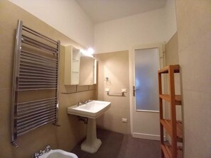 Dusche, kostenlose Toilettenartikel, Haartrockner, Bidet