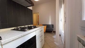 Frigorifero, forno, piano cottura, tostapane