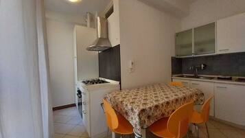 Frigorifero, forno, piano cottura, tostapane