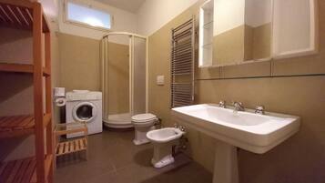 Doccia, asciugacapelli, bidet, asciugamani