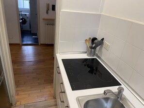 Kühlschrank, Mikrowelle, Herdplatte, Toaster