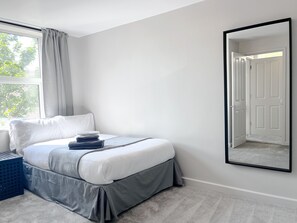 1 slaapkamer, een strijkplank/strijkijzer, beddengoed