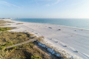 Beach nearby, sun-loungers, beach towels - Your Beach Escape Awaits (Treasure Island)