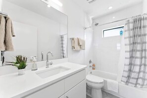 Dusche, Haartrockner, Handtücher, Toilettenpapier