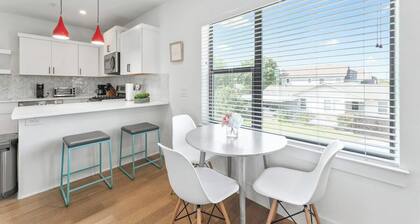 East Downtown 3BR Condo | Free Parking | Sleeps 7