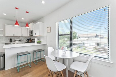 East Downtown 3BR Condo | Free Parking | Sleeps 7